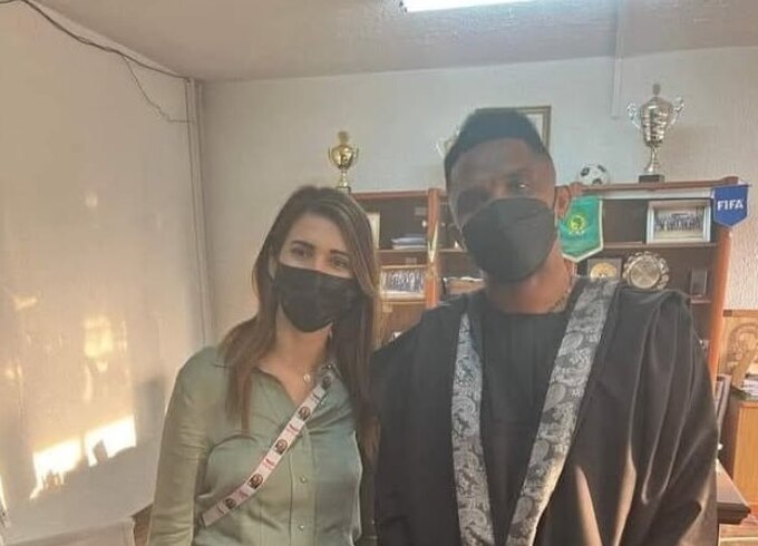 Dounia Mesli avec Samuel Eto'o, Président de la FECAFOOT