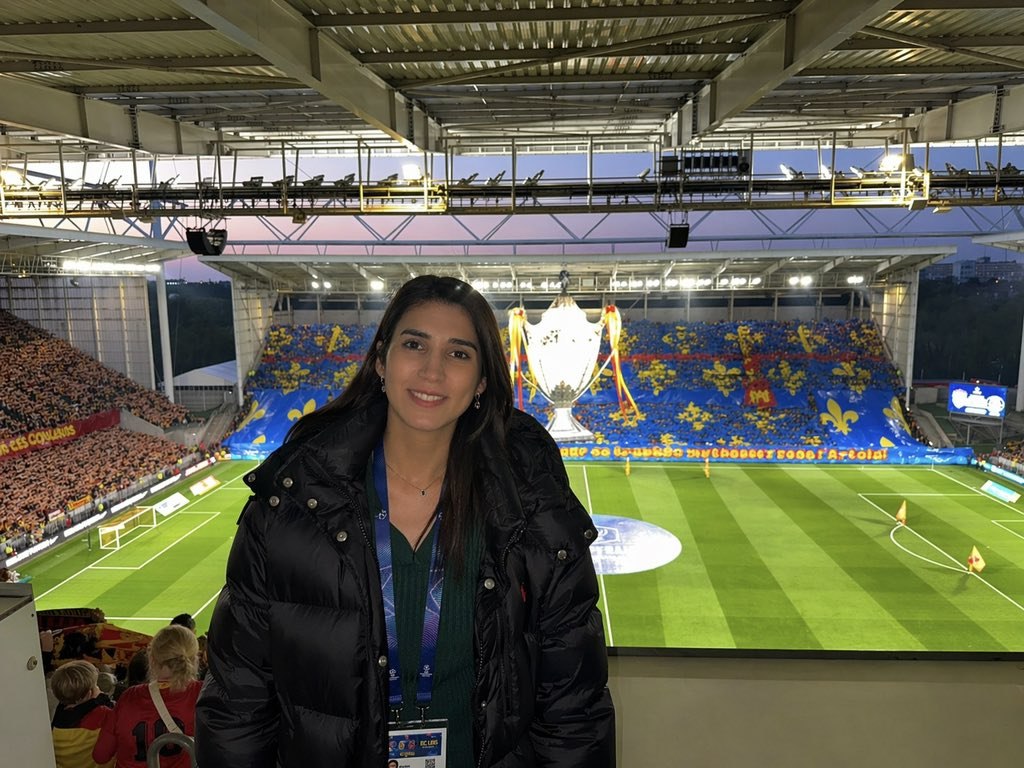 Dounia Mesli en tribune — stade